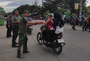Babinsa Harapan Jaya Koramil 03/Telukpucung Bersama Mitra Jaya Sub Rayon Utara Berbagi Takjil Gratis kepada Warga
