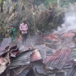 Aksi Sigap Anggota Koramil 02/Watumalang Padamkan Kebakaran Rumah