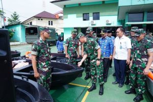TNI Salurkan 70 Boat Polyethylene untuk Bantu Penanggulangan Banjir di Bekasi
