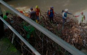 Pemkot Kediri Bersihkan Tumpukan Sampah di Bawah Jembatan Sungai Kedak, Tindak Lanjuti Aduan Masyarakat