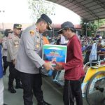 Jelang Lebaran, Polres Kediri Bersama PWI Kediri Peringati HPN 2025, Bagikan 200 Parcel ke Abang Becak