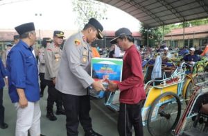 Jelang Lebaran, Polres Kediri Bersama PWI Kediri Peringati HPN 2025, Bagikan 200 Parcel ke Abang Becak