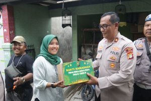 Kapolres Metro Jakarta Utara Gelar Bakti Sosial Bagikan Sembako untuk Warga Rawa Badak Utara dan Sosialisasi Hotline 110