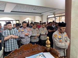 Polres Bekasi Kota Gelar Solat Ghoib dan Doa Bersama untuk Para Syuhada Polri
