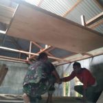 Satgas TMMD 123 Kodim 1510/Sula Mulai Pasang Kusen Pintu dan Jendela RTLH