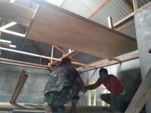 Satgas TMMD 123 Kodim 1510/Sula Mulai Pasang Kusen Pintu dan Jendela RTLH