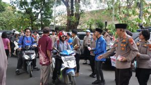 Kapolres Metro Jakarta Pusat Bagi Takjil, Warga Senen Antusias! 300 Paket Ludes Sekejap