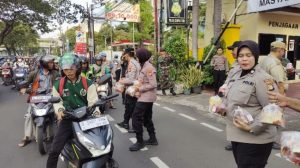 Berbagi Berkah Ramadan, Polsek Cempaka Putih Bagikan 250 Takjil untuk Warga