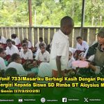 Satgas Yonif 733/Masariku Berbagi Kasih, Bagikan Makanan Bergizi untuk Siswa SD Rimba ST Aloysius Mumugu