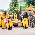 Jelang Buka Puasa Danramil Kasiman Bersama Anggota Bagikan Takjil