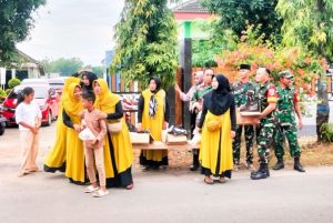 Jelang Buka Puasa Danramil Kasiman Bersama Anggota Bagikan Takjil