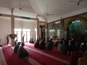Kapolsek Ciputat Timur Gelar Salat Zuhur Berjamaah dan Sosialisasi Kamtibmas di Masjid Baiturrahman