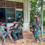 Keliling Kampung Binaan, Satgas Yonif 144/JY Sambangi Rumah Warga Berikan Layanan Kesehatan