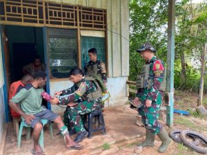 Keliling Kampung Binaan, Satgas Yonif 144/JY Sambangi Rumah Warga Berikan Layanan Kesehatan