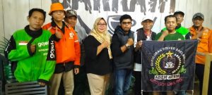 Indahnya Berbagi : komunitas Driver Adem ayem Giat Bagikan Takjil di Bulan Ramadhan kepada Pengendara