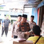 Kapolres Jakarta Pusat Blusukan ke Terminal Senen Beli Buku Bekas, Carter Mikrolet Sembari Bagikan Ratusan Takjil