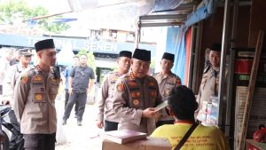 Kapolres Jakarta Pusat Blusukan ke Terminal Senen Beli Buku Bekas, Carter Mikrolet Sembari Bagikan Ratusan Takjil