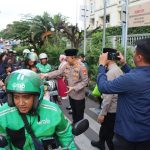 Hangatnya Kebersamaan: Kapolres Metro Jakarta Pusat Bagikan 300 Takjil, Warga Ucapkan Terima Kasih