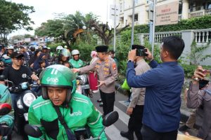 Hangatnya Kebersamaan: Kapolres Metro Jakarta Pusat Bagikan 300 Takjil, Warga Ucapkan Terima Kasih