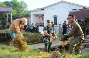 Dandim 1407/Bone dan Forkopimda Gelar Kerja Bakti Pagi, Bersihkan Sampah dan Sungai