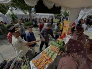 Rela Antri Sejak Pagi, Ribuan Masyarakat Serbu Bazar Murah Kolaborasi Pemkot Kediri dan KPw BI Kediri