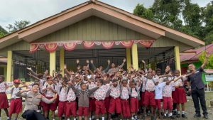 Satgas Ops Damai Cartenz Ajak Anak-anak Belajar dan Bermain di Rumah Pintar, Mimika