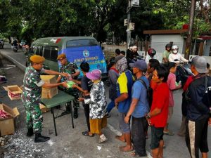 Jumat Berbagi: Batalyon Arhanud 6/Bay Bagikan Takjil Gratis kepada Masyarakat dalam Memperingati Ramadhan