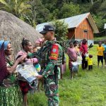 TNI Bagikan Selimut Baru untuk Warga Kampung Eroma