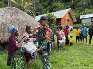 TNI Bagikan Selimut Baru untuk Warga Kampung Eroma