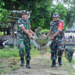 Sambut Libur Lebaran, Personel Kodim 1402/Polman dan Warga Bersihkan Pantai