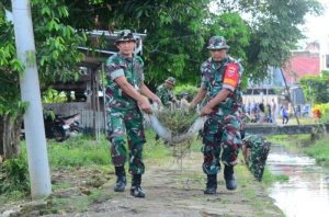 Sambut Libur Lebaran, Personel Kodim 1402/Polman dan Warga Bersihkan Pantai