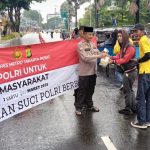 Polres Metro Jakarta Pusat Bagikan 100 Paket Takjil, Warga Apresiasi Kepedulian Polisi