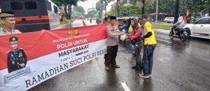 Polres Metro Jakarta Pusat Bagikan 100 Paket Takjil, Warga Apresiasi Kepedulian Polisi