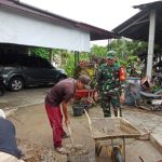 Ringankan Pekerjaan Warga, Babinsa Sekura Bantu Cor Jalan Desa