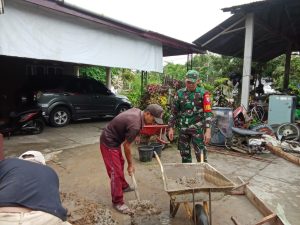 Ringankan Pekerjaan Warga, Babinsa Sekura Bantu Cor Jalan Desa