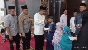 Kapolsek Cipayung Tarawih Bersama 3 Pilar, Ajak Warga Jaga Keamanan di Bulan Ramadan