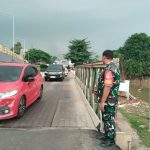 Demi Keselamatan Bersama, Babinsa Sepanjang Jaya Koramil 03/TP Lakukan Pengecekan Jembatan Bailey Kemang Pratama