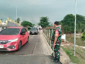 Demi Keselamatan Bersama, Babinsa Sepanjang Jaya Koramil 03/TP Lakukan Pengecekan Jembatan Bailey Kemang Pratama