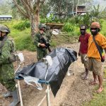 Satgas Koops TNI Habema Kogabwilhan III Berhasil Evakuasi Jenazah Guru Korban Pembunuhan OPM di Distrik Anggruk