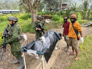 Satgas Koops TNI Habema Kogabwilhan III Berhasil Evakuasi Jenazah Guru Korban Pembunuhan OPM di Distrik Anggruk
