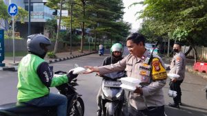 Polsek Kemayoran Berbagi Takjil