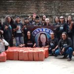 Komunitas Gondrong Kabupaten Lamongan Bagikan Ratusan Takjil dan Zakat di Depan Pasar Miru Kecamatan Sekaran
