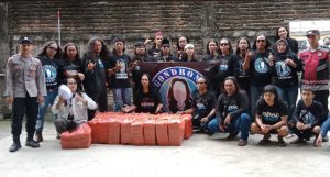 Komunitas Gondrong Kabupaten Lamongan Bagikan Ratusan Takjil dan Zakat di Depan Pasar Miru Kecamatan Sekaran