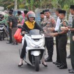 Kolaborasi TNI-Polri di Bojonegoro Bagikan Takjil Untuk Masyarakat 