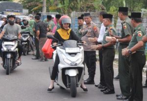 Kolaborasi TNI-Polri di Bojonegoro Bagikan Takjil Untuk Masyarakat 
