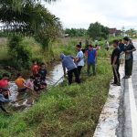 Di Bulan Puasa, Babinsa Koramil 1015-04/Baamang Tetap Eksis Gotong Royong Bersama Warga