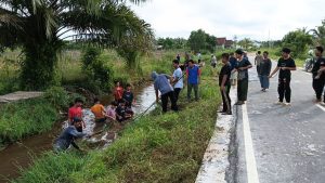 Di Bulan Puasa, Babinsa Koramil 1015-04/Baamang Tetap Eksis Gotong Royong Bersama Warga
