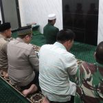 Jalin Kebersamaan di Bulan Ramadhan, Kapolres Metro Jakpus Sholat Tarawih Bersama Warga