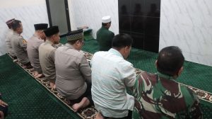 Jalin Kebersamaan di Bulan Ramadhan, Kapolres Metro Jakpus Sholat Tarawih Bersama Warga