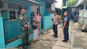 Bhabinkamtibmas Makasar Patroli dan Sambangi Warga Antisipasi Kejahatan Selama Mudik